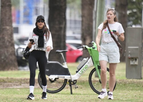 Jessica-Alba---Out-and-about-in-Gold-Coast-16c614f69b241f4e55