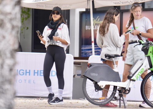 Jessica-Alba---Out-and-about-in-Gold-Coast-2056026b03f6c55cc6