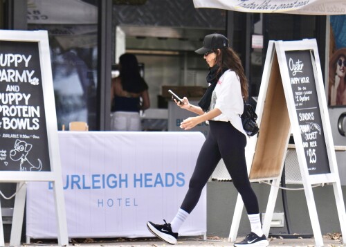 Jessica-Alba---Out-and-about-in-Gold-Coast-213ac84e5ee8f8fb22