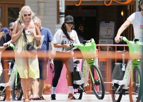 Jessica-Alba---Out-and-about-in-Gold-Coast-24f517dd74461e3776