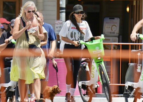 Jessica-Alba---Out-and-about-in-Gold-Coast-252f1edcbf6259afe5