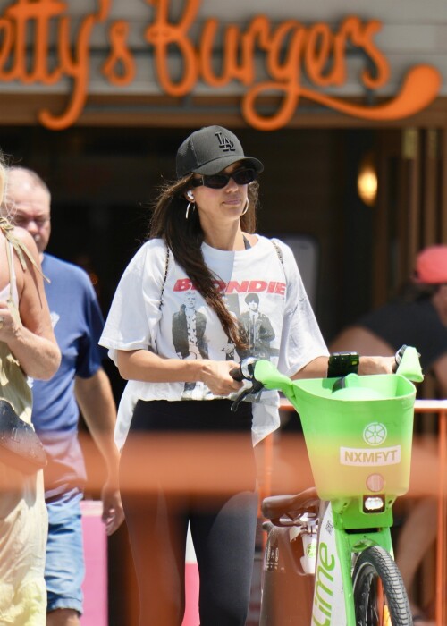 Jessica-Alba---Out-and-about-in-Gold-Coast-260b39708d7a54e394