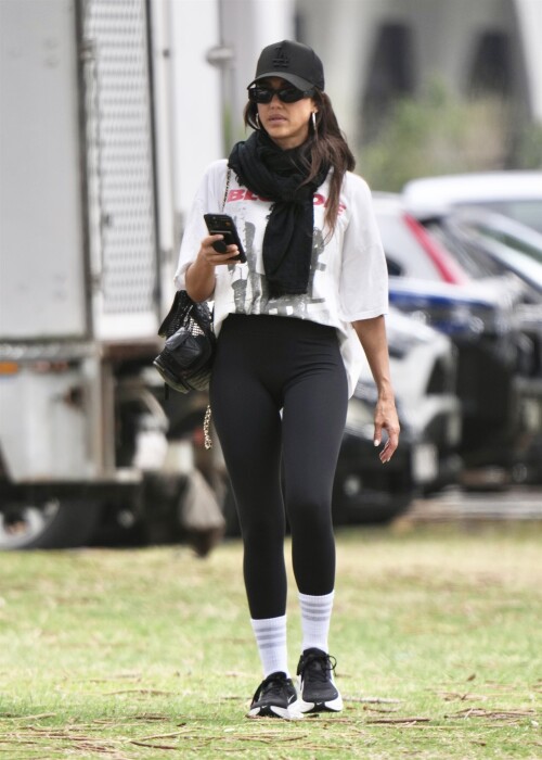 Jessica-Alba---Out-and-about-in-Gold-Coast-2c0ef9be69ff27c54