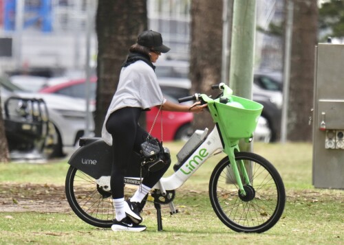 Jessica-Alba---Out-and-about-in-Gold-Coast-479af4fd7bdce456d