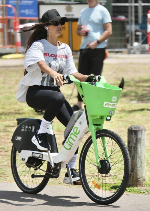 Jessica-Alba---Out-and-about-in-Gold-Coast-554c7e5937201548d