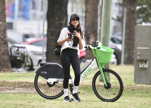 Jessica-Alba---Out-and-about-in-Gold-Coast-622574dbe9500185c