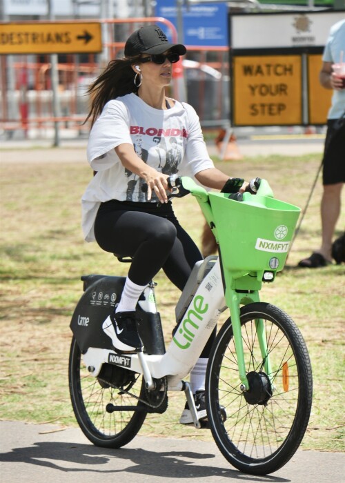 Jessica-Alba---Out-and-about-in-Gold-Coast-8a033a2d41d608fec