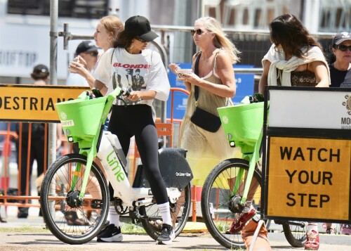 Jessica-Alba---Out-and-about-in-Gold-Coast-91694144eb0444518