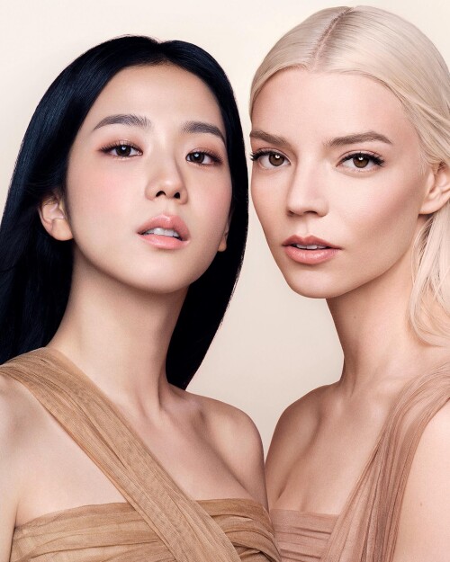 Jisoo and Anya Taylor Joy156a10a5da3aebf1