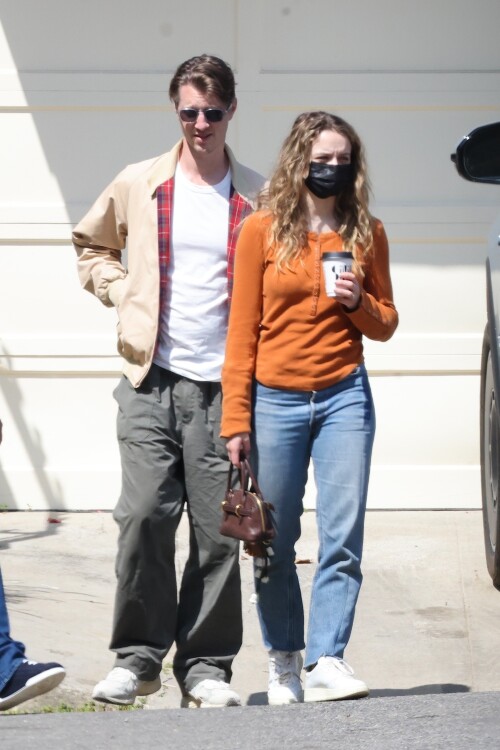 Joey_King_out_in_Los_Angeles_04-22-2025__10_e097e9c3295c9a94