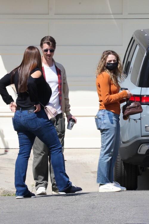 Joey_King_out_in_Los_Angeles_04-22-2025__9_3f1822b2b31c08f9