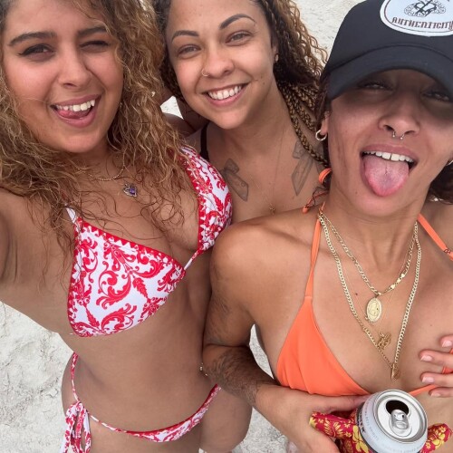 Just-a-bunch-of-buns-hons-and-sun.-LOVE-MY-GIRLS-beach-girlsday-2ec66c986ee589428