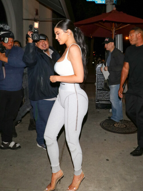 Kylie Jenner outside Craig's Restaurant in West HollywoodPictured: Kylie JennerRef: SPL5004366 160618 NON-EXCLUSIVEPicture by: gotpap/Bauergriffin.com / SplashNews.comSplash News and PicturesLos Angeles: 310-821-2666New York: 212-619-2666London: 0207 644 7656Milan: +39 02 4399 8577photodesk@splashnews.comWorld Rights, No France Rights