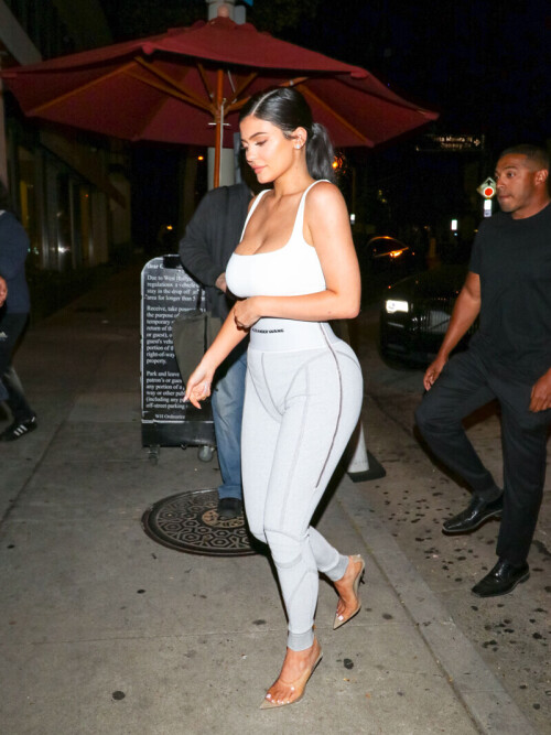 Kylie Jenner outside Craig's Restaurant in West HollywoodPictured: Kylie JennerRef: SPL5004366 160618 NON-EXCLUSIVEPicture by: gotpap/Bauergriffin.com / SplashNews.comSplash News and PicturesLos Angeles: 310-821-2666New York: 212-619-2666London: 0207 644 7656Milan: +39 02 4399 8577photodesk@splashnews.comWorld Rights, No France Rights