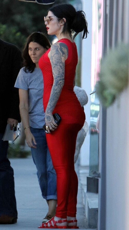 Kat Von D in red outfit 10 gigapixel standard scale 1 10x4b901706f6fb0301