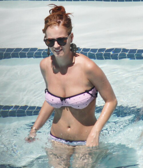 Katy Perry relaxing in the pool in Miami145lo685617e1719d7c02