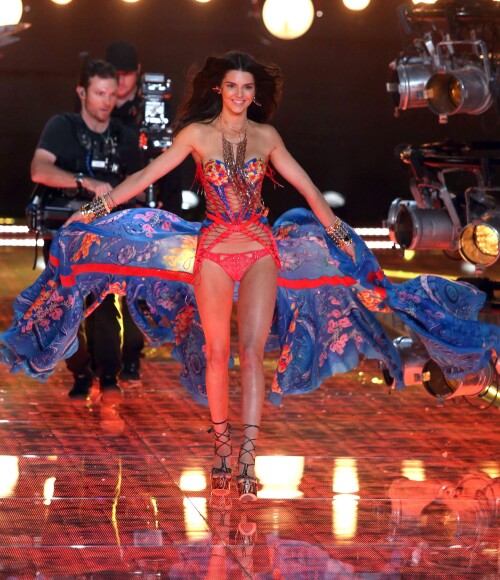 Kendall_Jenner_10.11.2015_DFSDAW_160f88cb9bb5368825e