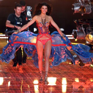 Kendall_Jenner_10.11.2015_DFSDAW_160f88cb9bb5368825e