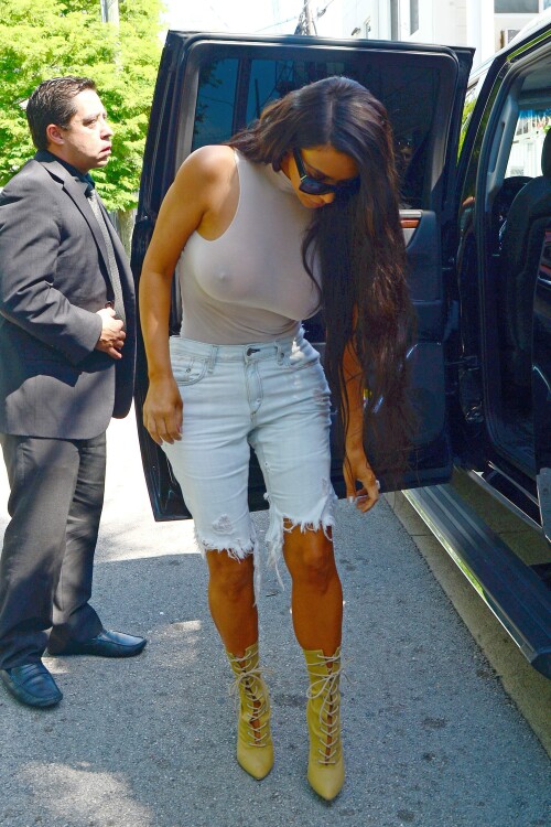 Kim Kardashian heads out in Miami September 17 2016 0024641b37380dc540e