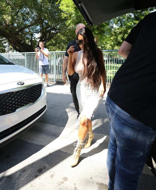 Kim Kardashian heads out in Miami September 17 2016 063116f03383290f640