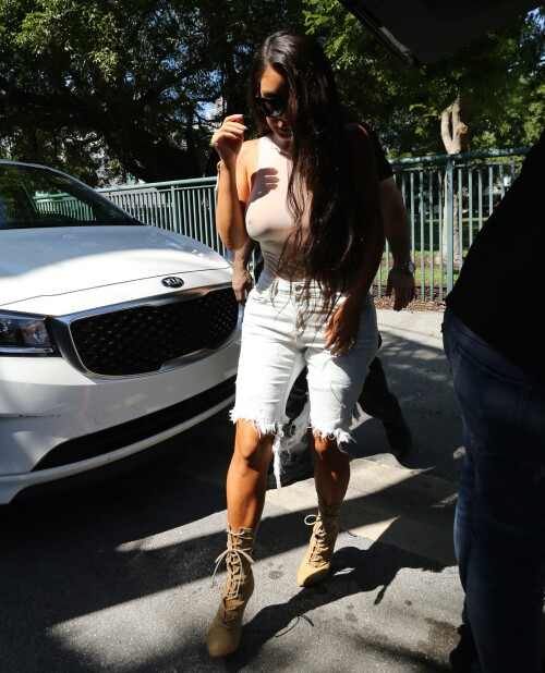 Kim Kardashian heads out in Miami September 17 2016 065102b8cd5da0ed646