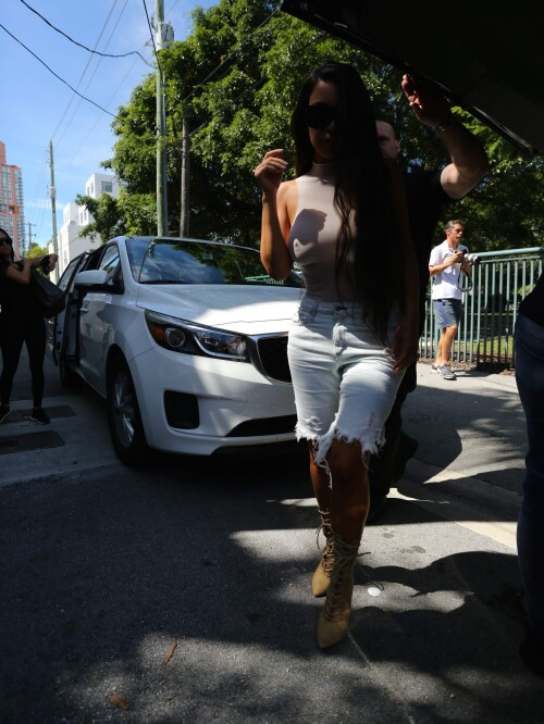 Kim Kardashian heads out in Miami September 17 2016 067aba86dfa3cbe7328