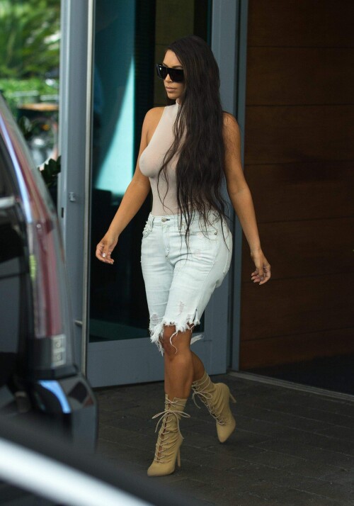Kim Kardashian heads out in Miami September 17 2016 0733ae1bc40ab57475a