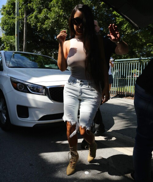 Kim Kardashian heads out in Miami September 17 2016 0807b03d1f7fe0ae10d