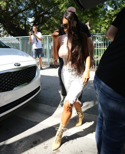 Kim Kardashian heads out in Miami September 17 2016 090c6c9b39b8e8b871c