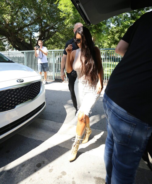 Kim Kardashian heads out in Miami September 17 2016 100e3aeeb7fb1702720
