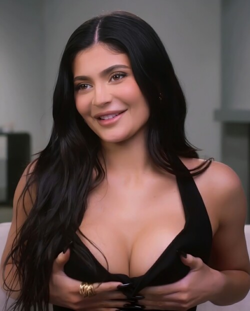 Kylie squeezes her titss