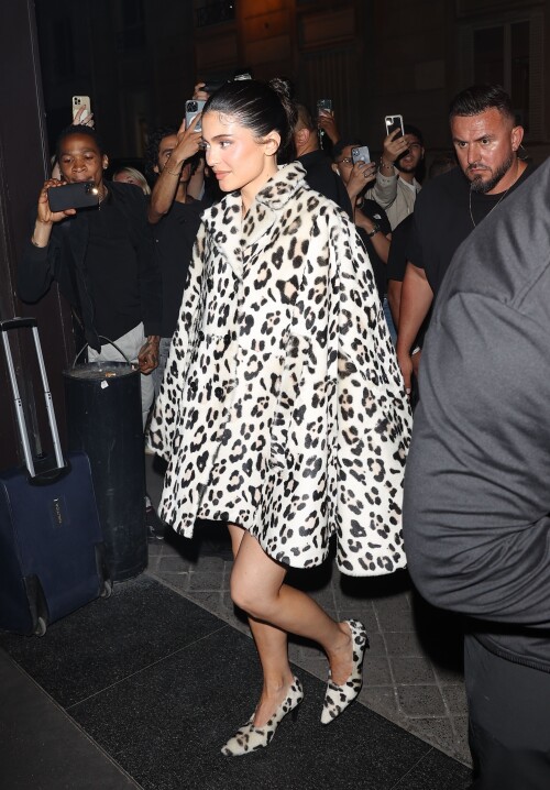 Kylie Jenner heading to dinner in Paris 06 23 2024 3 498aeb887b01aac2