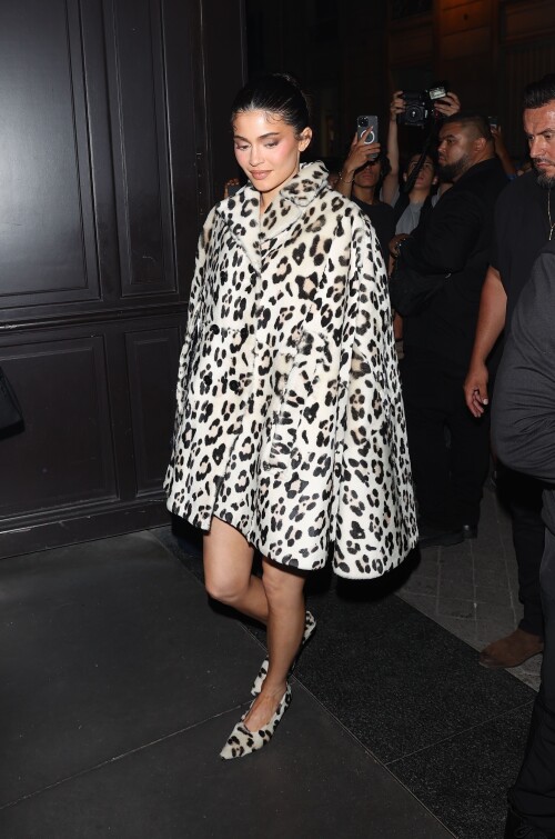 Kylie Jenner heading to dinner in Paris 06 23 2024 8 5d3e03cb686b7e61