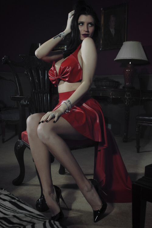 Lilly_LongRedLatexDress_0631184d88cbd758c28.jpeg