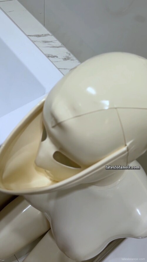 Lola Noir Pissoir 00.02.54.515c4d5242c90bea5aa