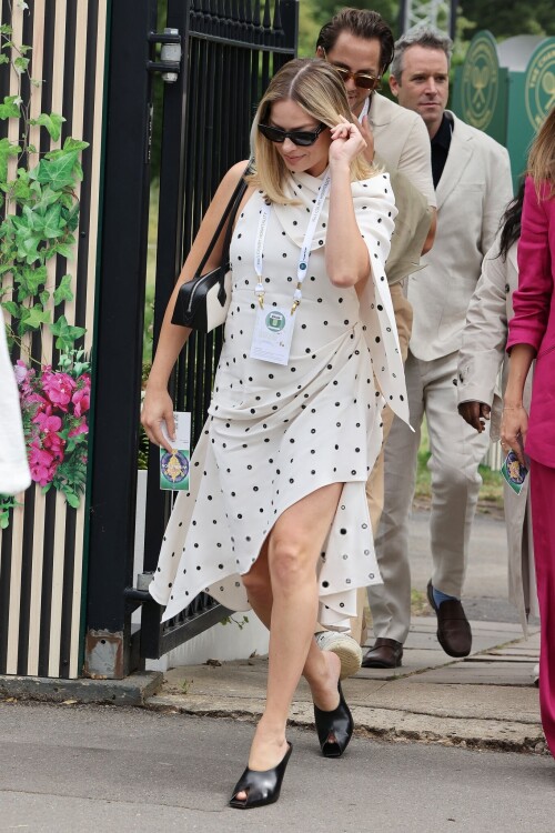 Margot Robbie at Wimbledon in London 07 12 2024 15 ca73e4d0784d4599