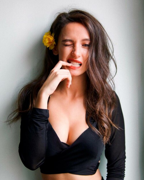 Maria de Nati escote sexy delantera espectacular