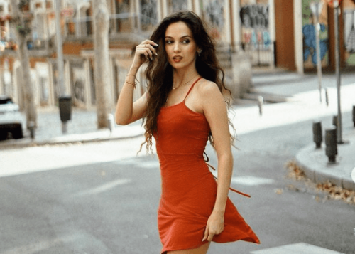 Maria-de-Nati-is-posing-for-a-photographer-1