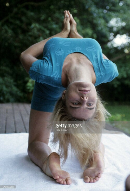 Celebrity: A Day in the Life of Hollywood: Portrait of actor Mariel Hemingway practicing yoga during photo shoot at her home. Santa Monica, CA 5/20/1992CREDIT: Neil Leifer (Photo by Neil Leifer /Sports Illustrated/Getty Images)
