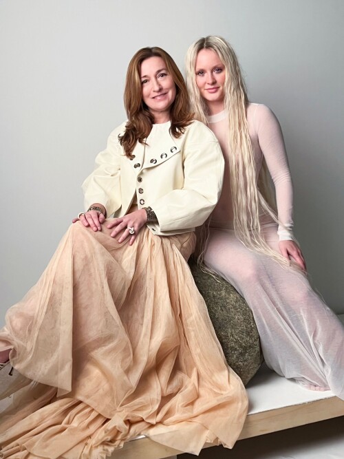 Martina and Zara 5cef1ee93effb0e5fad5eabd24