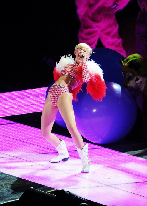 Miley Cyrus 2014 Holland 25