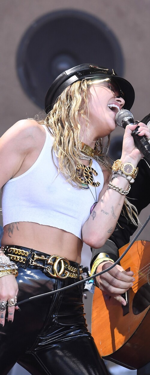 Miley-Cyrus-Singing2f9fb3a7cd413bf87