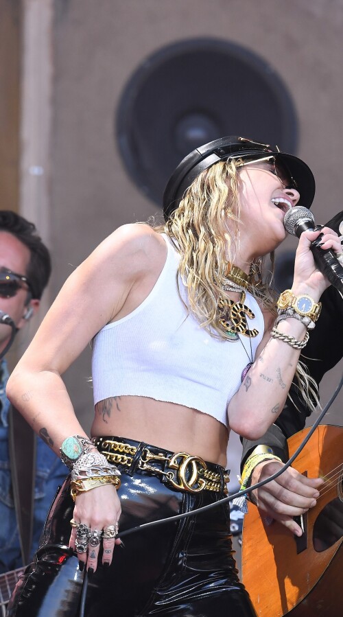 Miley-Cyrus-Singing398e7ed31b06b8b78