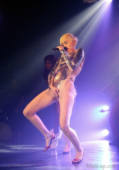 Miley grope8