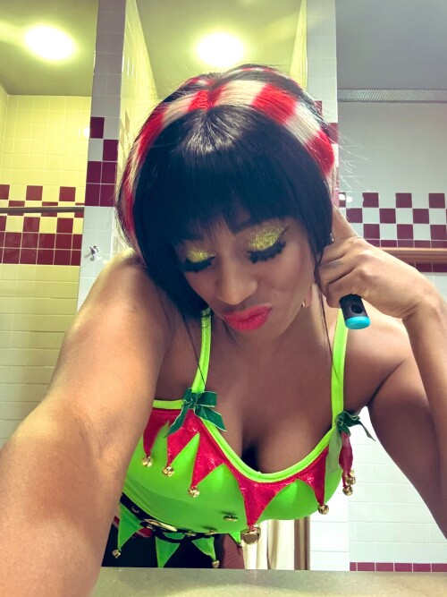 Naomi GfyDQAaWAAAwZee8fe8976f0dcf81