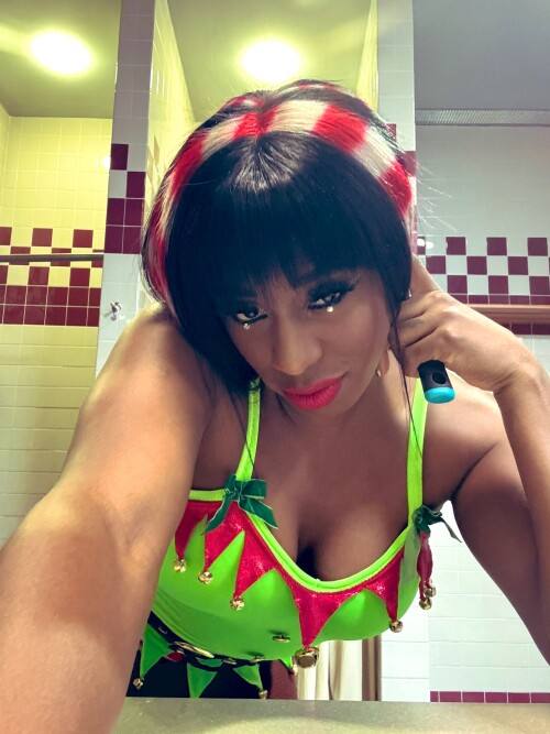 Naomi GfyDQAbXgAAx6kP9690fe3b1da93347