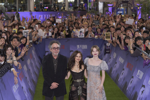 (L to R) Tim Burton, Jenna Ortega, Emma Myers