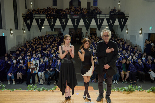 (L to R) Emma Myers, Jenna Ortega, Tim Burton