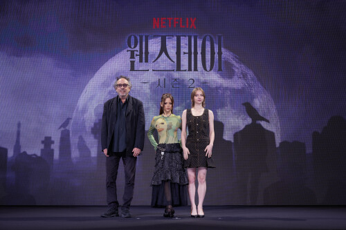 (L to R) Tim Burton, Jenna Ortega, Emma Myers