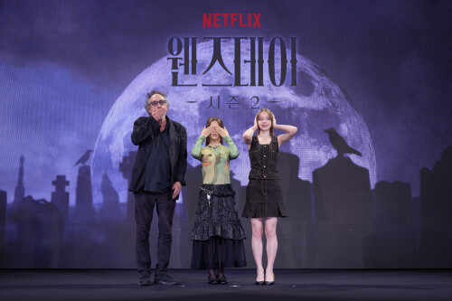 (L to R) Tim Burton, Jenna Ortega, Emma Myers